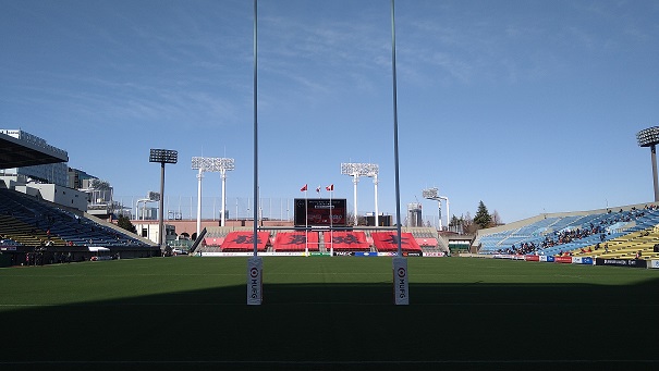 秩父宮南サイドスタンド、通路からの見え方。ここは立ち止まり禁止です